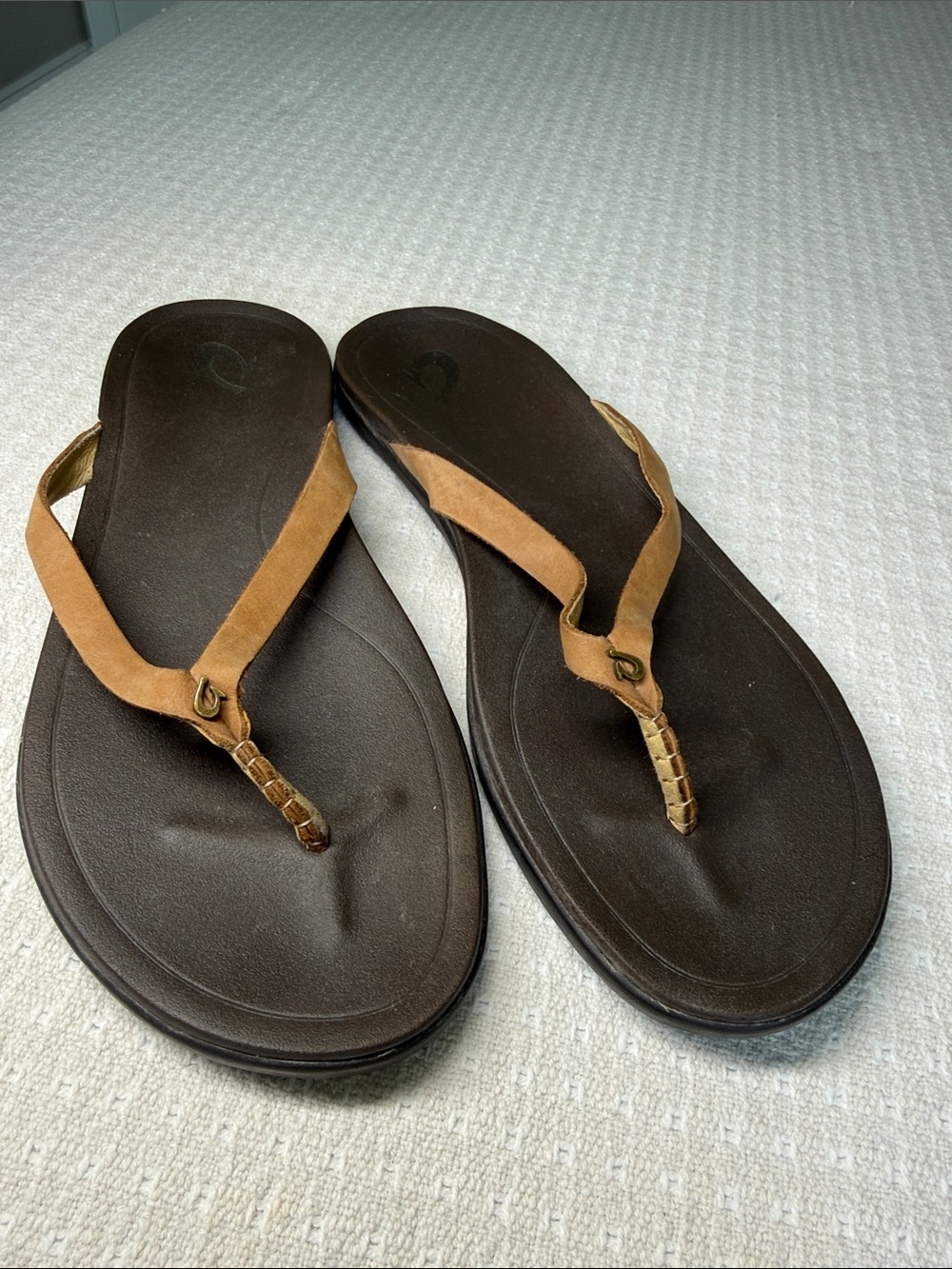 Olukai leather flip flops with thin tan straps and rubber sole size 10
